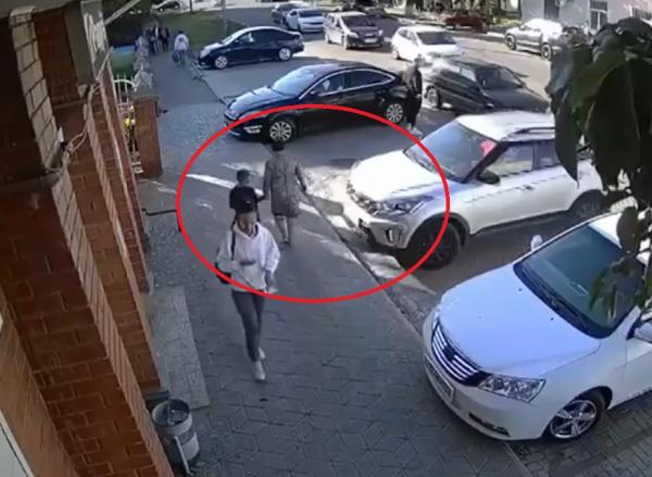 В Тихорецке иномарка впечатала женщину с ребенком в стену